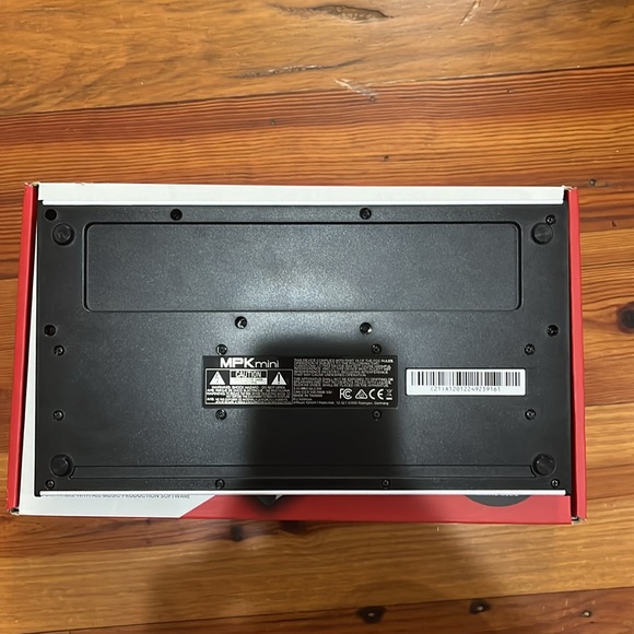 MPK mini special edition white. Compact keyboard and pad controller - Picture 6 of 8